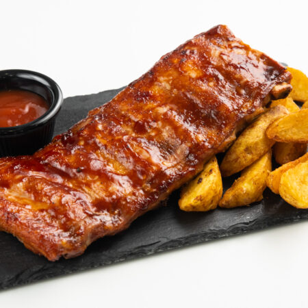 Coasta mare de porc 600gr cu sos BBQ si cartofi wedges 200gr